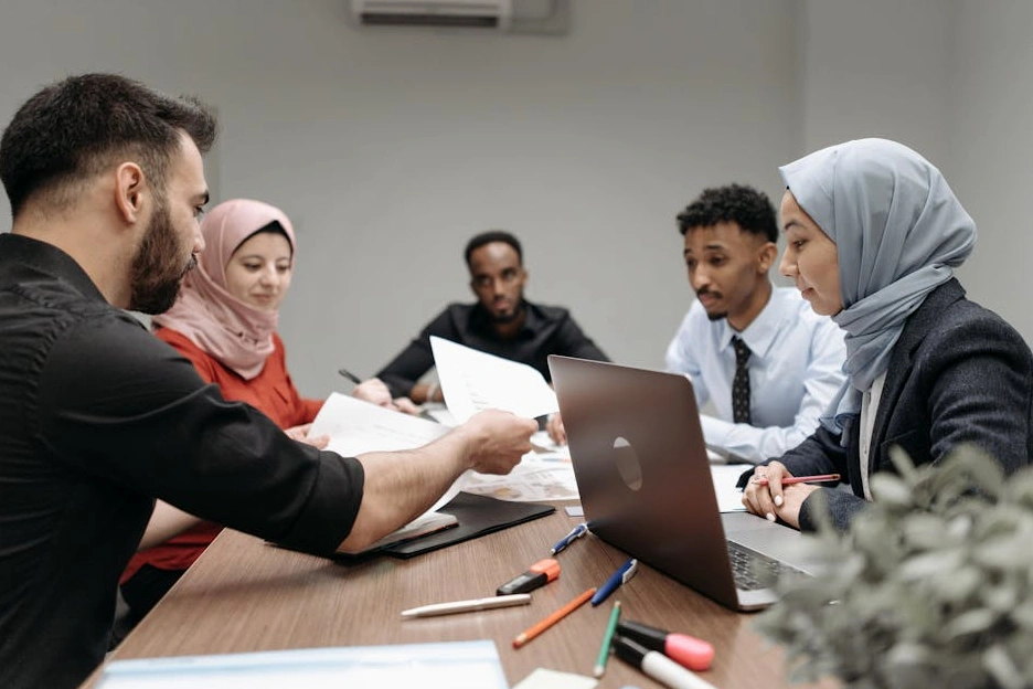 Různorodý tým spolupracující v moderní kanceláři.